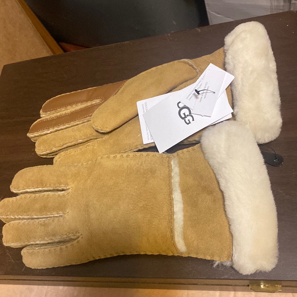 UGG
Seamed Sheepskin Tech Gloves